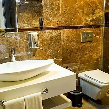 Aram Business & Luxury Hotel